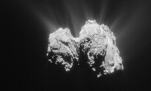 Sao Chổi 67P Churyumov-Gerasimenko chụp từ tàu vũ trụ Rosetta hôm 3/5. Sao Chổi 67P Churyumov-Gerasimenko chụp từ tàu vũ trụ Rosetta hôm 3/5.