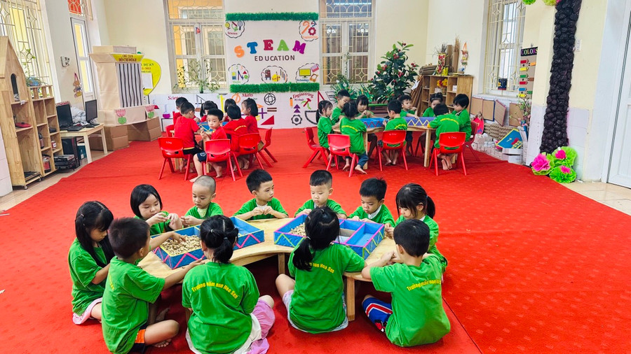 Trẻ tại Trường Mầm non Hoa Sen tham gia hoạt động học trên lớp. Trẻ tại Trường Mầm non Hoa Sen tham gia hoạt động học trên lớp.