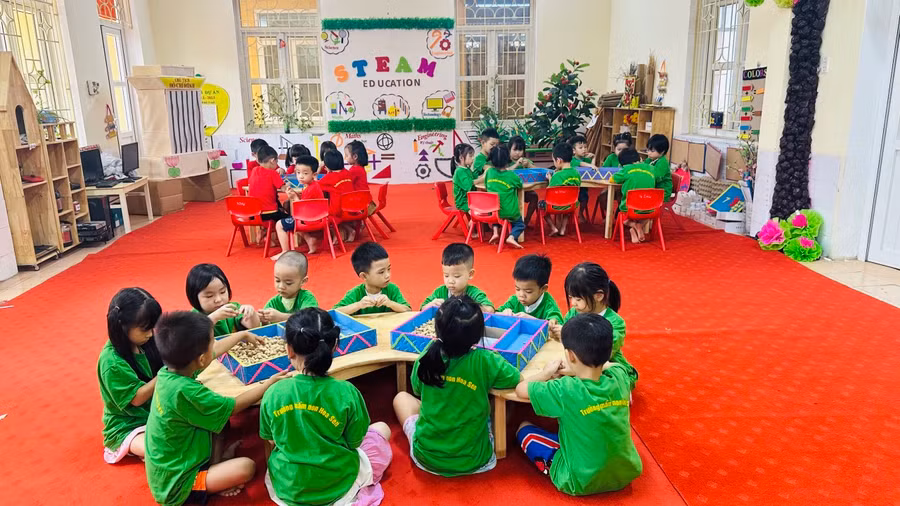 Trẻ tại Trường Mầm non Hoa Sen tham gia hoạt động học trên lớp.