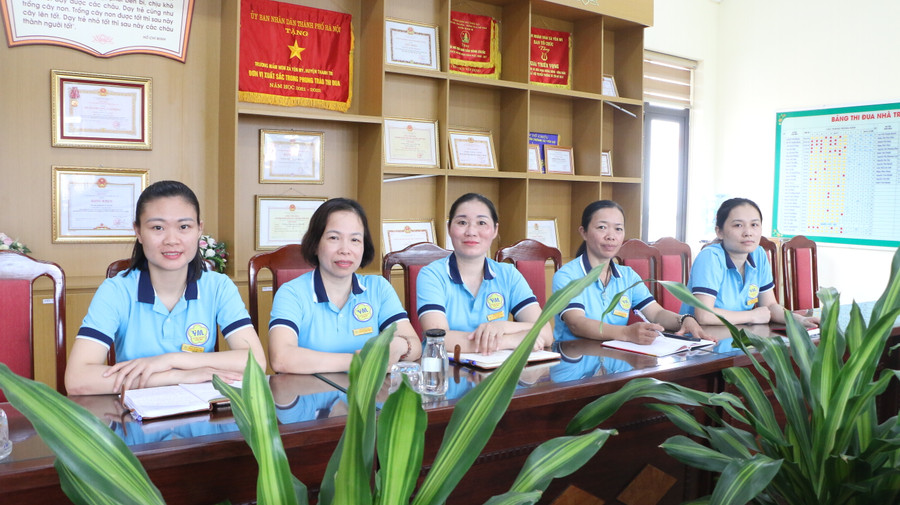 Ngoài giảng dạy trên lớp, các giáo viên mầm non và nhân viên nuôi dưỡng còn phải làm nhiều nhiệm vụ khác cho tới khi phụ huynh đón hết trẻ mới có thể yên tâm về nhà. Ngoài giảng dạy trên lớp, các giáo viên mầm non và nhân viên nuôi dưỡng còn phải làm nhiều nhiệm vụ khác cho tới khi phụ huynh đón hết trẻ mới có thể yên tâm về nhà.
