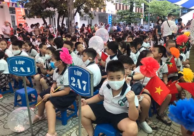 Học sinh cả nước tưng bừng khai giảng năm học mới ảnh 39