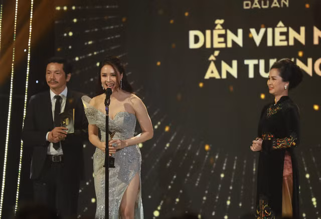 Từng "trắng tay" ở mùa giải trước, Xuân Nghị, Hồng Diễm giành giải Diễn viên ấn tượng VTV 2020 ảnh 1