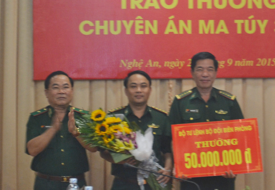 Thiếu tướng Nguyễn Cảnh Hiền (ngoài cùng bên trái) - Phó Tư lệnh Bộ đội Biên phòng - trao thưởng cho Ban chuyên án 347 LV. Thiếu tướng Nguyễn Cảnh Hiền (ngoài cùng bên trái) - Phó Tư lệnh Bộ đội Biên phòng - trao thưởng cho Ban chuyên án 347 LV.