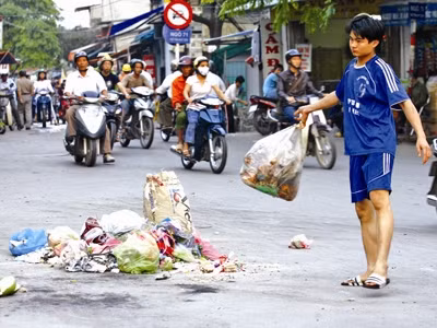Vứt rác bừa bãi trở thành thói quen của không ít người dân ở ngay những thành phố lớn