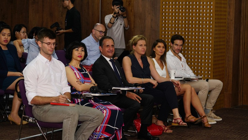 Ngài Vincent Floreani - Tổng Lãnh sự Pháp tại TP.HCM (vest đen) tại ngày hội