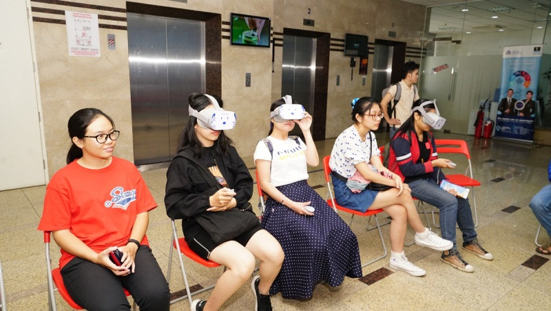 Học sinh, sinh viên cùng nhau trải nghiệm công nghệ thực tế ảo