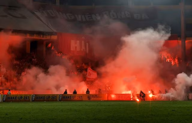 Bị VFF treo sân vì pháo sáng, CLB Hà Nội khiếu nại - 1