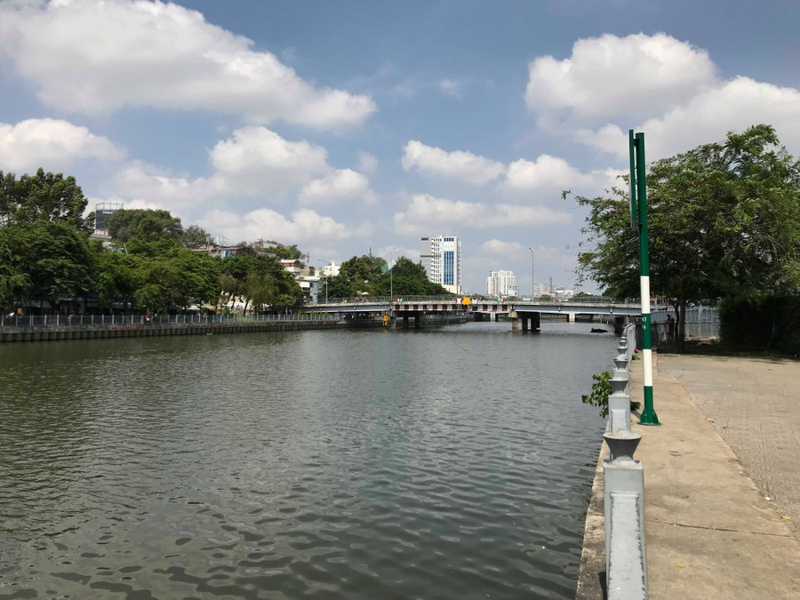 Một đoạn kênh Nhiêu Lộc - Thị Nghè khá sạch, mặt nước không còn rác thải sinh hoạt Một đoạn kênh Nhiêu Lộc - Thị Nghè khá sạch, mặt nước không còn rác thải sinh hoạt