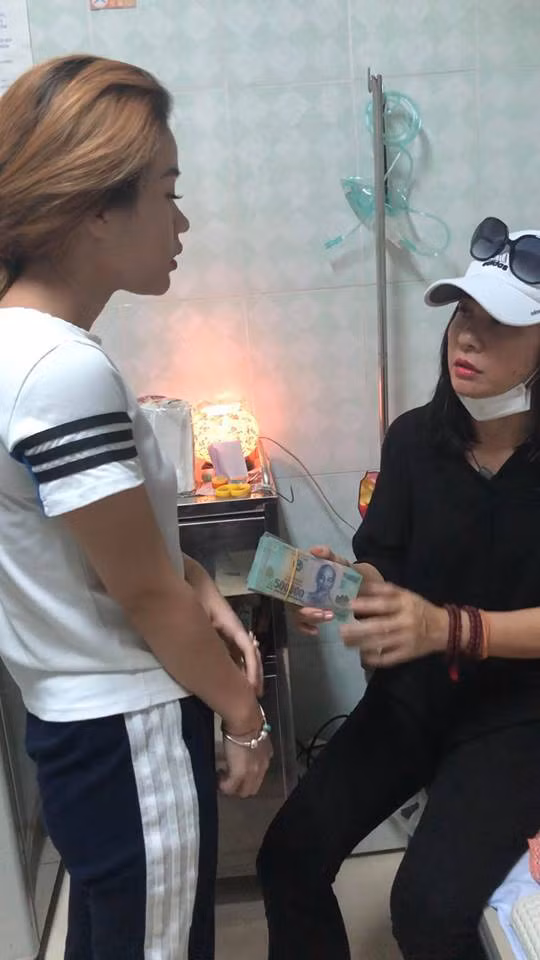 Cát Phượng đưa số tiền mà mọi người ủng hộ đến tận tay con gái nghệ sĩ Lê Bình. Lê Bình sốt cao, mê sảng, không ăn uống được, gia đình ngừng nhận quyên góp