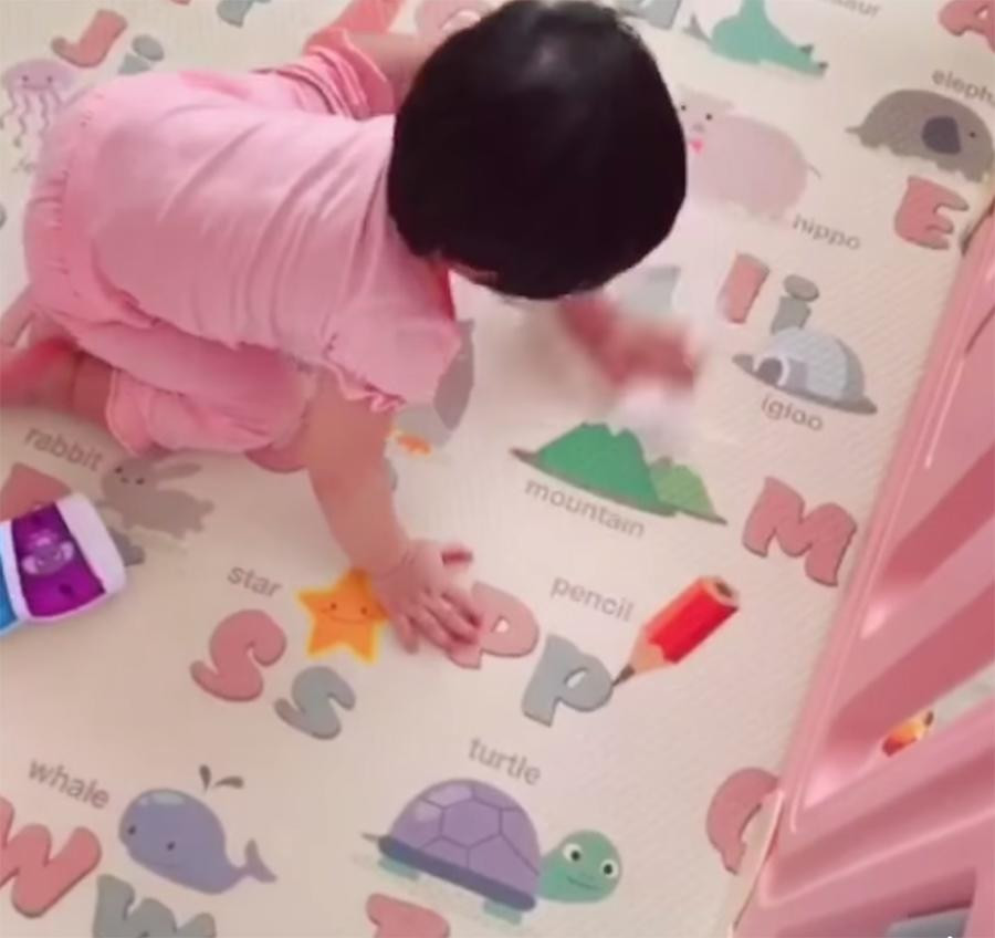 Giàu có thành công nhưng hoa hậu Thu Thảo vẫn bắt con gái của mình phải làm việc này ảnh 2 cô bé giúp mẹ làm việc nhà