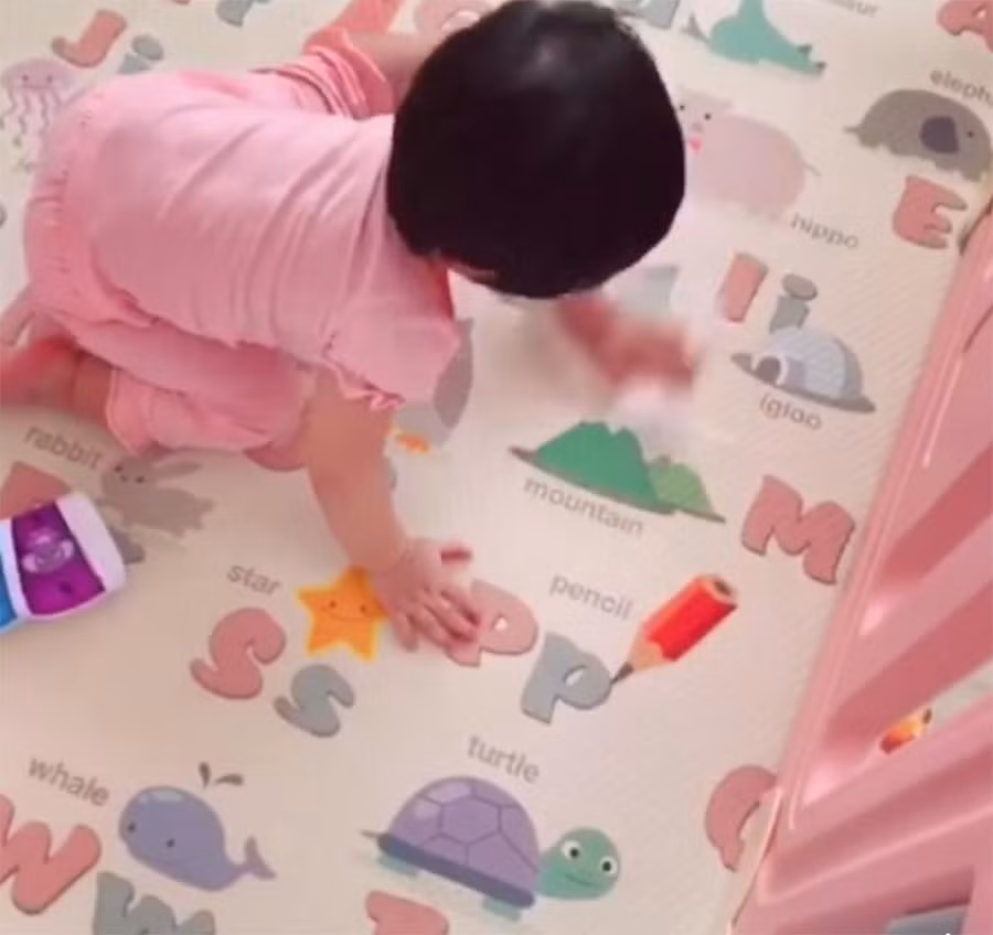 Giàu có thành công nhưng hoa hậu Thu Thảo vẫn bắt con gái của mình phải làm việc này ảnh 2 cô bé giúp mẹ làm việc nhà