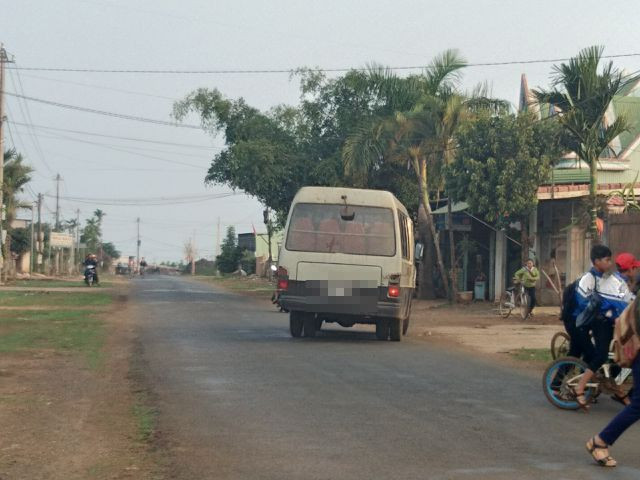 Xe “nhiều không” vẫn băng băng đưa đón học sinh - 4 Xe “nhiều không” vẫn băng băng đưa đón học sinh - 4