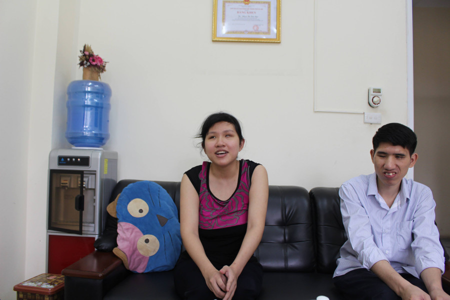 Em Vũ Thị Hải Anh (trái) - học sinh lớp 8 trường PTCS Nguyễn Đình Chiểu chia sẻ lợi ích sau khi học chữa bệnh bằng phương pháp tác động cột sống Em Vũ Thị Hải Anh (trái) - học sinh lớp 8 trường PTCS Nguyễn Đình Chiểu chia sẻ lợi ích sau khi học chữa bệnh bằng phương pháp tác động cột sống