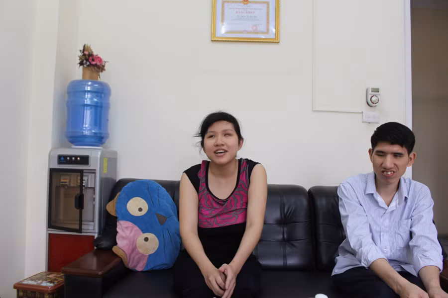 Em Vũ Thị Hải Anh (trái) - học sinh lớp 8 trường PTCS Nguyễn Đình Chiểu chia sẻ lợi ích sau khi học chữa bệnh bằng phương pháp tác động cột sống