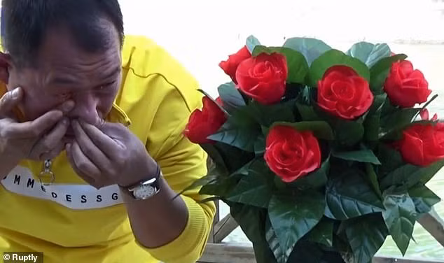 choang voi vo su hit nuoc bang mui roi phun ra tuoi hoa dang… mat hinh anh 3