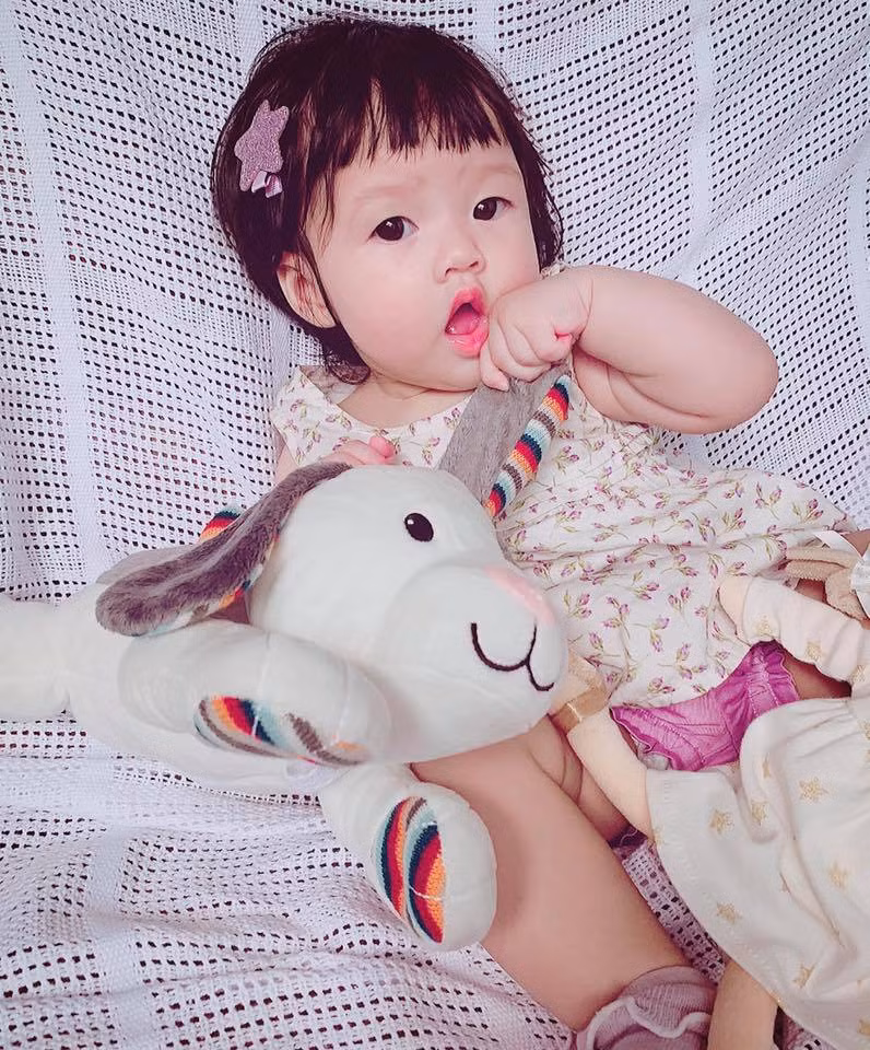 Con gái Thu Thảo ngày càng đáng yêu