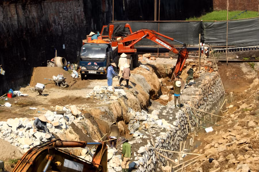 Phương tiện cơ giới được đơn vị thi công đưa vào để hạ giải bờ kè hộ thành hào Phương tiện cơ giới được đơn vị thi công đưa vào để hạ giải bờ kè hộ thành hào