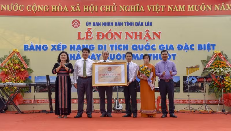 Bà H’ Yim Kđoh, tỉnh ủy viên, phó chủ tịch UBND tỉnh Đắk Lắk thừa ủy quyền của Thủ tướng Chính phủ trao bằng xếp hạng Di tích quốc gia đặc biệt nhà đày BMT.