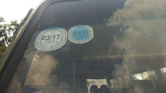 Xe “nhiều không” vẫn băng băng đưa đón học sinh - 2 Xe “nhiều không” vẫn băng băng đưa đón học sinh - 2