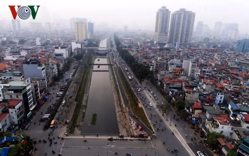 Nắng nóng, người dân Thủ đô ngạt thở với mùi hôi thối ở sông Tô Lịch