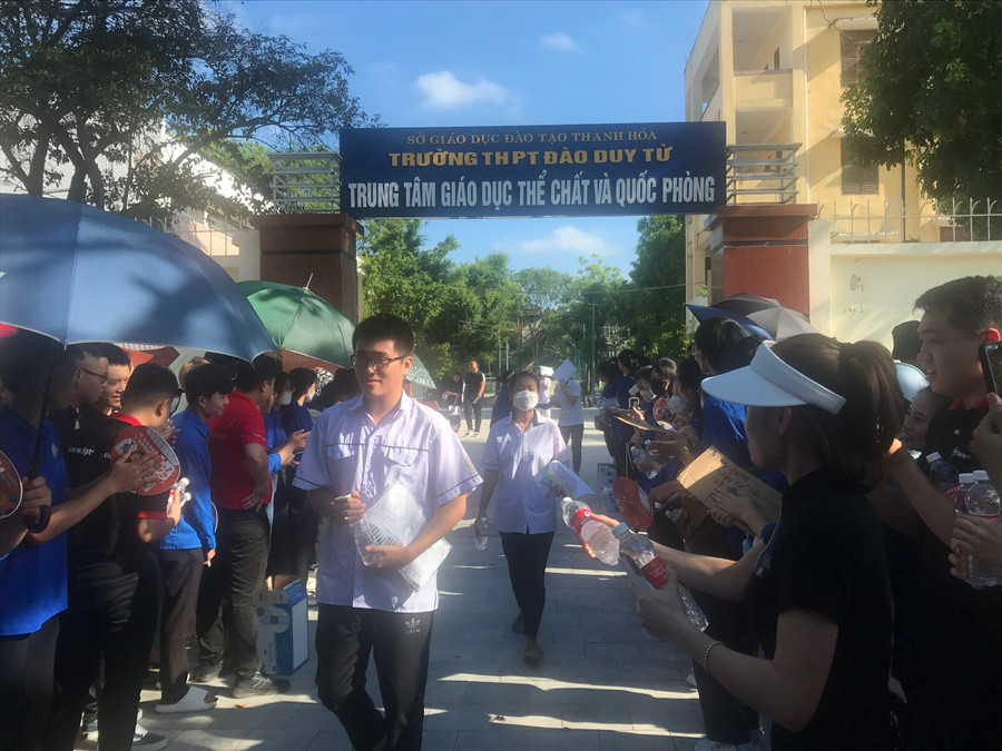 Thí sinh rời phòng thi môn Toán tại Trường THPT Đào Duy Từ (TP Thanh Hóa). Ảnh: Lường Toán. Thí sinh rời phòng thi môn Toán tại Trường THPT Đào Duy Từ (TP Thanh Hóa). Ảnh: Lường Toán.