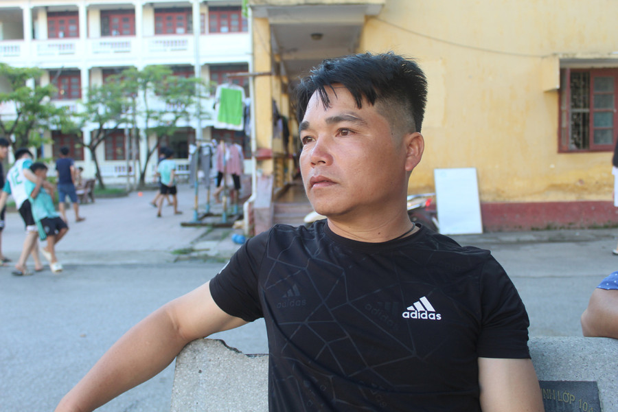 Anh Nguyễn Minh Ơ đau lòng khi kể về trận lũ xảy ra tại Sa Ná. Ảnh: Lường Toán.