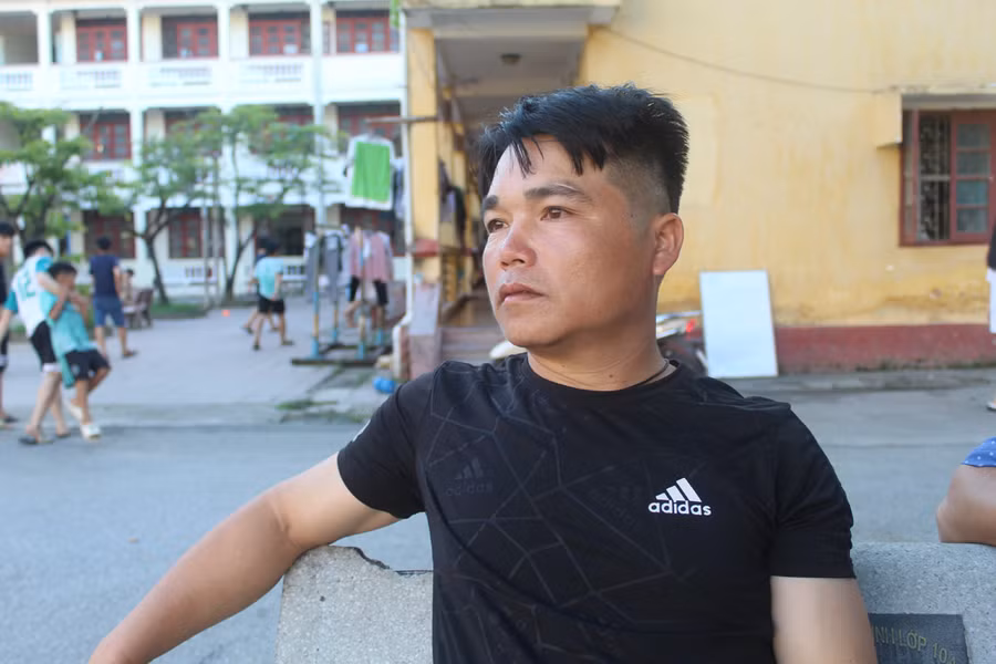 Anh Nguyễn Minh Ơ đau lòng khi kể về trận lũ xảy ra tại Sa Ná. Ảnh: Lường Toán. Anh Nguyễn Minh Ơ đau lòng khi kể về trận lũ xảy ra tại Sa Ná. Ảnh: Lường Toán.