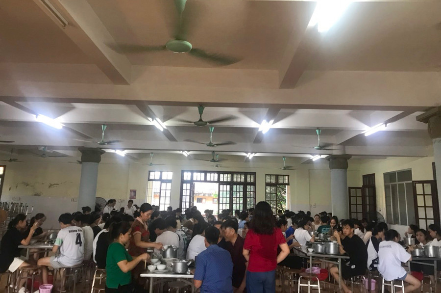Phụ huynh và học sinh ăn cơm tại căng tin của Trường THPT Dân tộc nội trú tỉnh Thanh Hóa. Ảnh: Lường Toán.