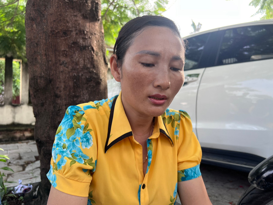 Chị Đỗ Thị Hiền ở huyện miền núi Ngọc Lặc (Thanh Hoá) tạm gác vụ mùa xuống trường thi động viên con. Ảnh: Nguyễn Thùy. Chị Đỗ Thị Hiền ở huyện miền núi Ngọc Lặc (Thanh Hoá) tạm gác vụ mùa xuống trường thi động viên con. Ảnh: Nguyễn Thùy.