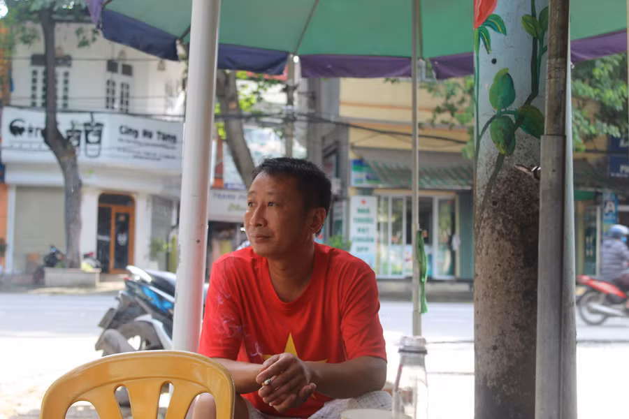 Anh Nguyễn Văn Thắng (phường Quảng Thành, TP Thanh Hóa) hồi hộp đợi con ngoài trường thi. Ảnh: Lường Toán.