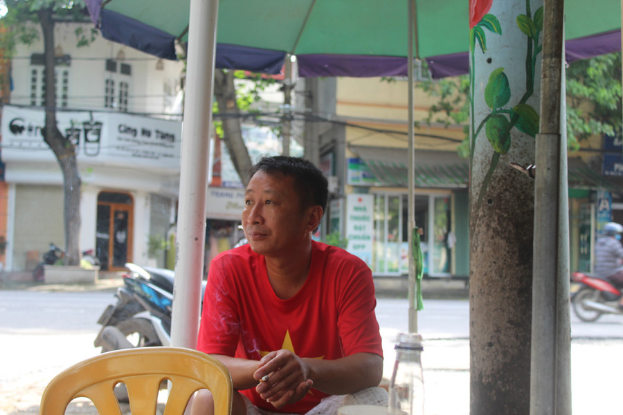 Anh Nguyễn Văn Thắng (phường Quảng Thành, TP Thanh Hóa) hồi hộp đợi con ngoài trường thi. Ảnh: Lường Toán.
