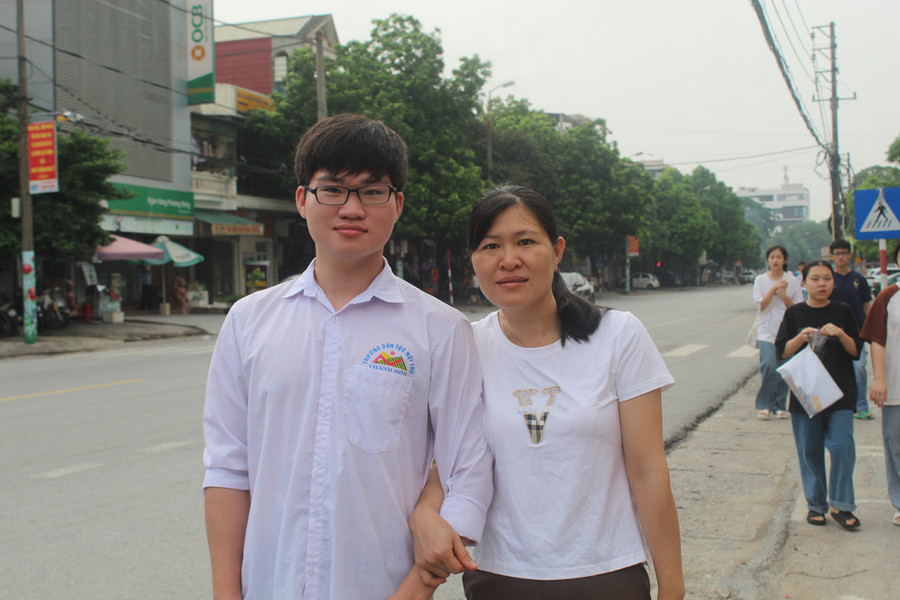 Chị Bùi Thị Hương cùng con trai dự thi tại Trường THPT chuyên Lam Sơn. Ảnh: Lường Toán. Chị Bùi Thị Hương cùng con trai dự thi tại Trường THPT chuyên Lam Sơn. Ảnh: Lường Toán.