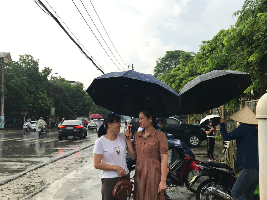 Chị Phạm Thị Huệ vượt cả trăm km xuống điểm thi Trường THPT chuyên Lam Sơn đồng hành cùng con. Ảnh: Lường Toán. Chị Phạm Thị Huệ vượt cả trăm km xuống điểm thi Trường THPT chuyên Lam Sơn đồng hành cùng con. Ảnh: Lường Toán.