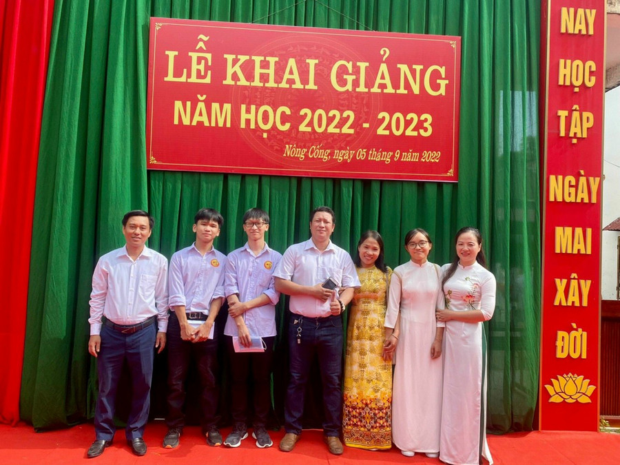 Thầy Nam (đứng giữa) chụp ảnh cùng học sinh trong ngày khai giảng. Thầy Nam (đứng giữa) chụp ảnh cùng học sinh trong ngày khai giảng.