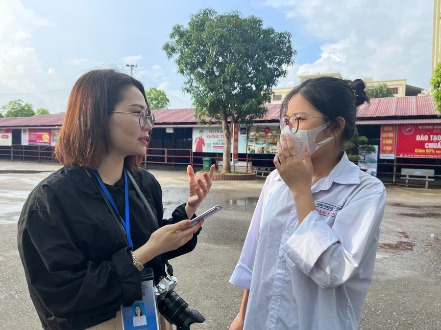 Thí sinh tại điểm thi Trường THPT Hàm Rồng thoải mái với môn thi đầu tiên. Ảnh: Nguyễn Thùy.