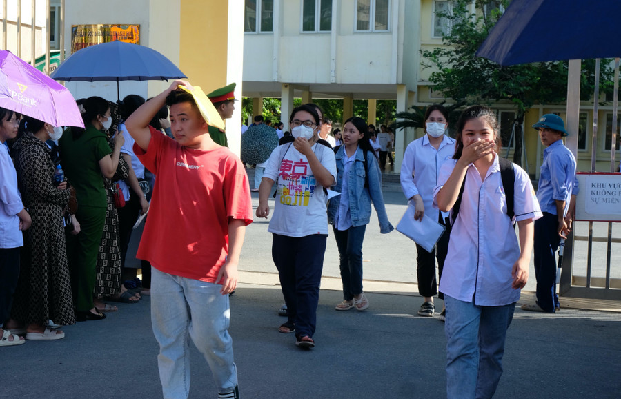 Thí sinh rời phòng thi tại Trường THPT chuyên Lam Sơn chiều 28/6. Ảnh: Nguyễn Thùy. Thí sinh rời phòng thi tại Trường THPT chuyên Lam Sơn chiều 28/6. Ảnh: Nguyễn Thùy.