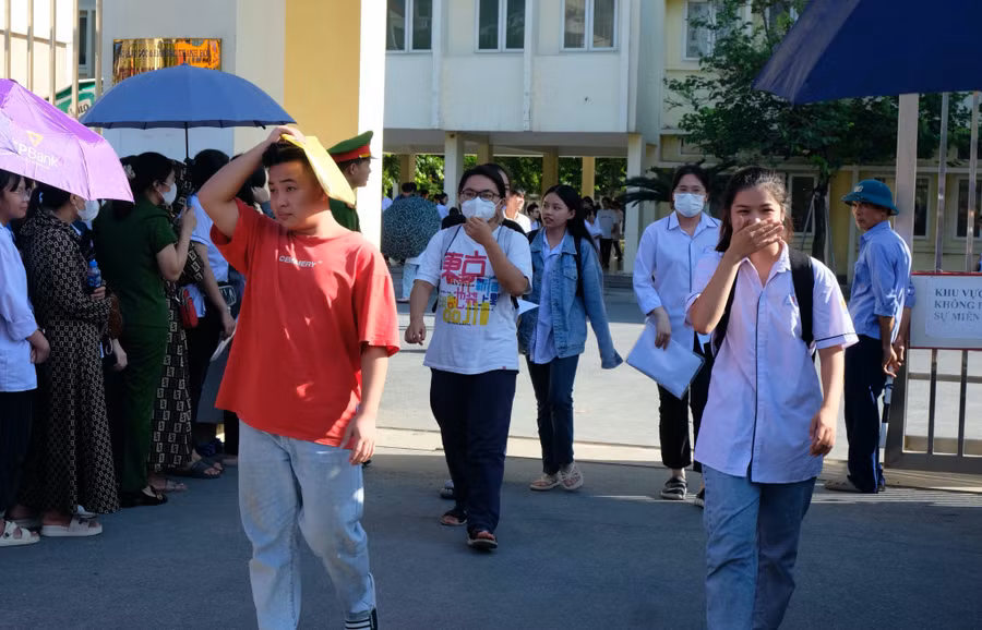 Thí sinh rời phòng thi tại Trường THPT chuyên Lam Sơn chiều 28/6. Ảnh: Nguyễn Thùy.