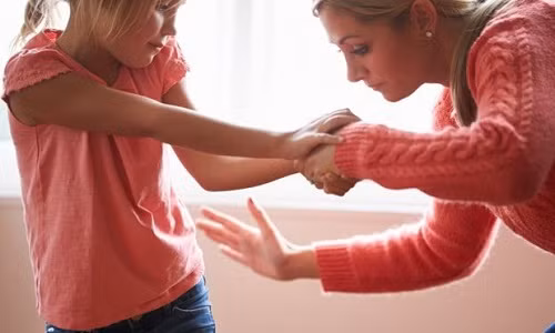 Anh kêu gọi ban lệnh cấm đánh trẻ ở nhà ảnh 1