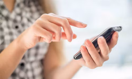 Vợ ly dị khi thấy chồng đặt tên tệ bạc cho mình trong điện thoại