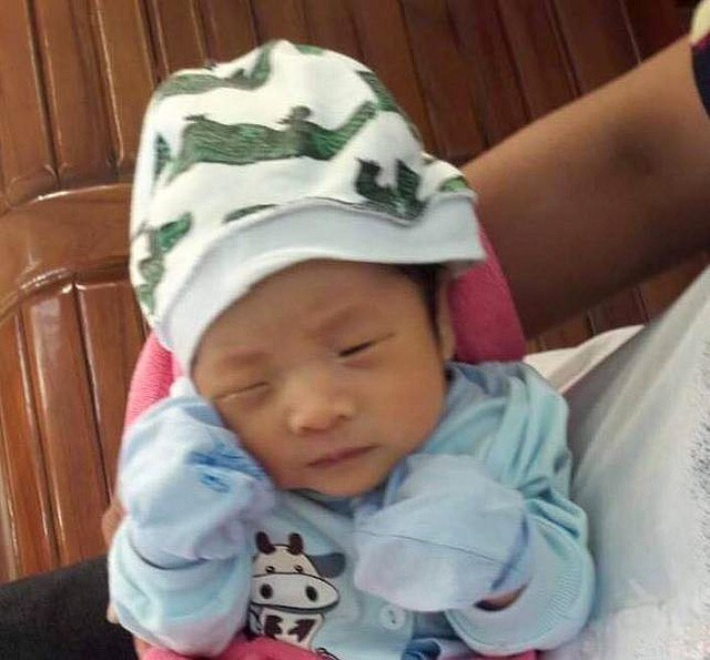 Phát hiện bé trai 1 tháng tuổi bị bỏ rơi trước cổng nhà dân - Hình 1