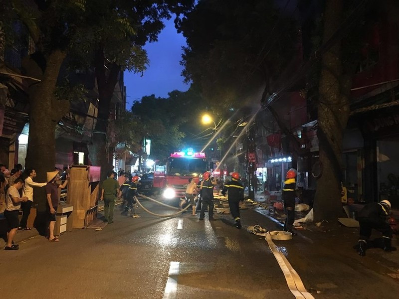 Lực lượng PCCC nỗ lực dập lửa