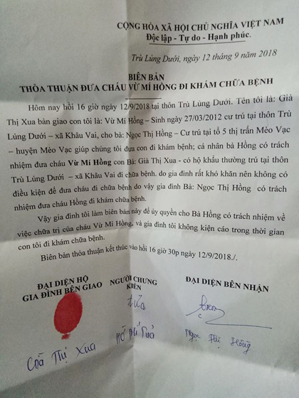 Mẹ bé Hùng bàn giao em cho chị Ngọc Hồng đưa đi khám trước đó. Tên thật của bé trên khai sinh là Vừ Mí Hùng. Mẹ bé Hùng bàn giao em cho chị Ngọc Hồng đưa đi khám trước đó. Ảnh: Ngọc Hồng.