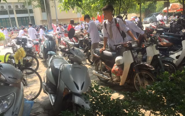 Học sinh Trường THPT Nguyễn Trãi (Hoàng Quốc Việt, Hà Nội) đang lấy xe của mình từ bãi gửi xe