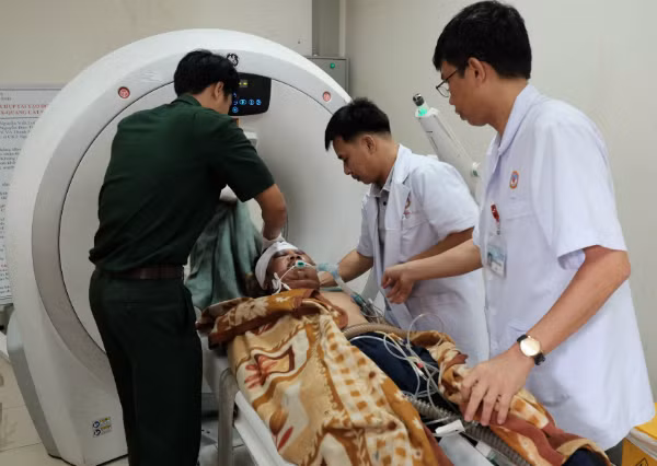 Trực thăng nửa đêm ra Trường Sa đón hai ngư dân bị thương