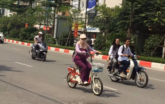 Học sinh sử dụng xe máy không đúng quy định, không đội mũ bảo hiểm trên đường Nguyễn Phong Sắc
