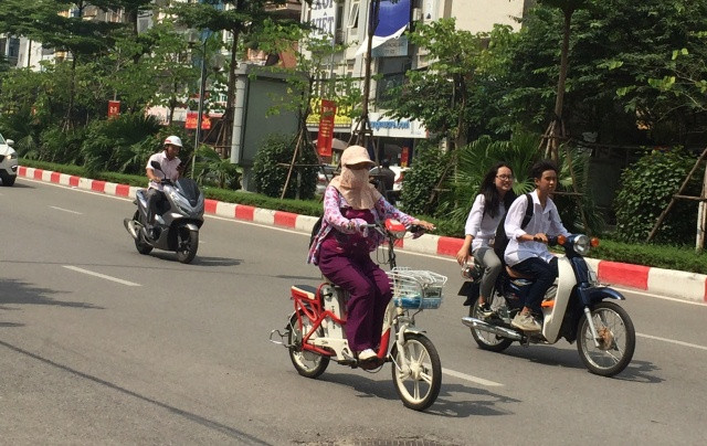 Học sinh sử dụng xe máy không đúng quy định, không đội mũ bảo hiểm trên đường Nguyễn Phong Sắc