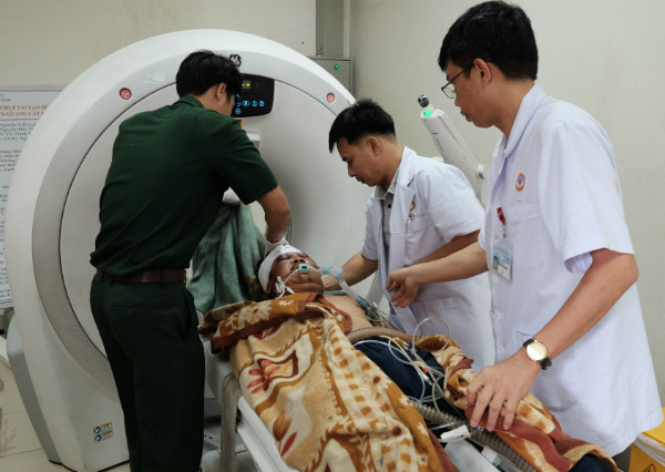 Bác sĩ điều trị cho bệnh nhân Ngãi tại Bệnh viện Quân y 175. Bác sĩ điều trị cho bệnh nhân Ngãi tại Bệnh viện Quân y 175. Ảnh: Lê Phương.