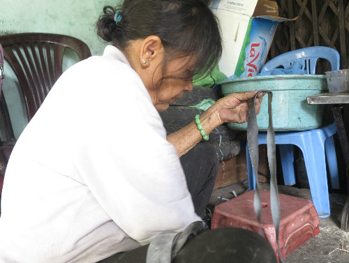 Bà Hoa là người có thâm niên lâu năm nhất. Bà Hoa là người có thâm niên lâu năm nhất. Ảnh: P.T
