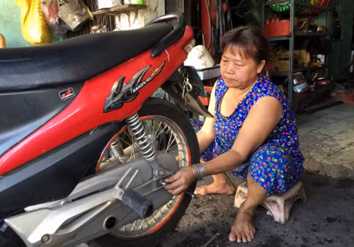 Bà Hoàn là người thạo nghề nhất nhà, có thể sửa được máy, làm phanh, tăng sên, tuy nhiên không thạo... Chị Hoàn đang là người thạo nghề nhất, có thể sửa máy, sửa xe tay ga. Ảnh: NVCC