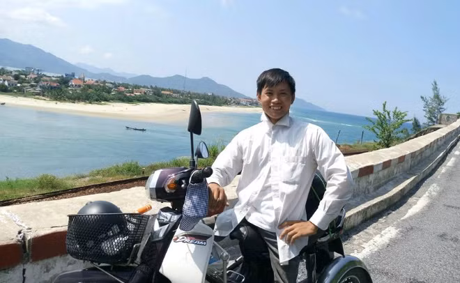 Chàng trai Nam Định trong chuyến đi xuyên Việt năm 2015, dừng chân tại đèo Hải Vân, Đà Nẵng. Chàng trai Nam Định trong chuyến đi xuyên Việt 2015, dừng chân tại đèo Hải Vân, Đà Nẵng.